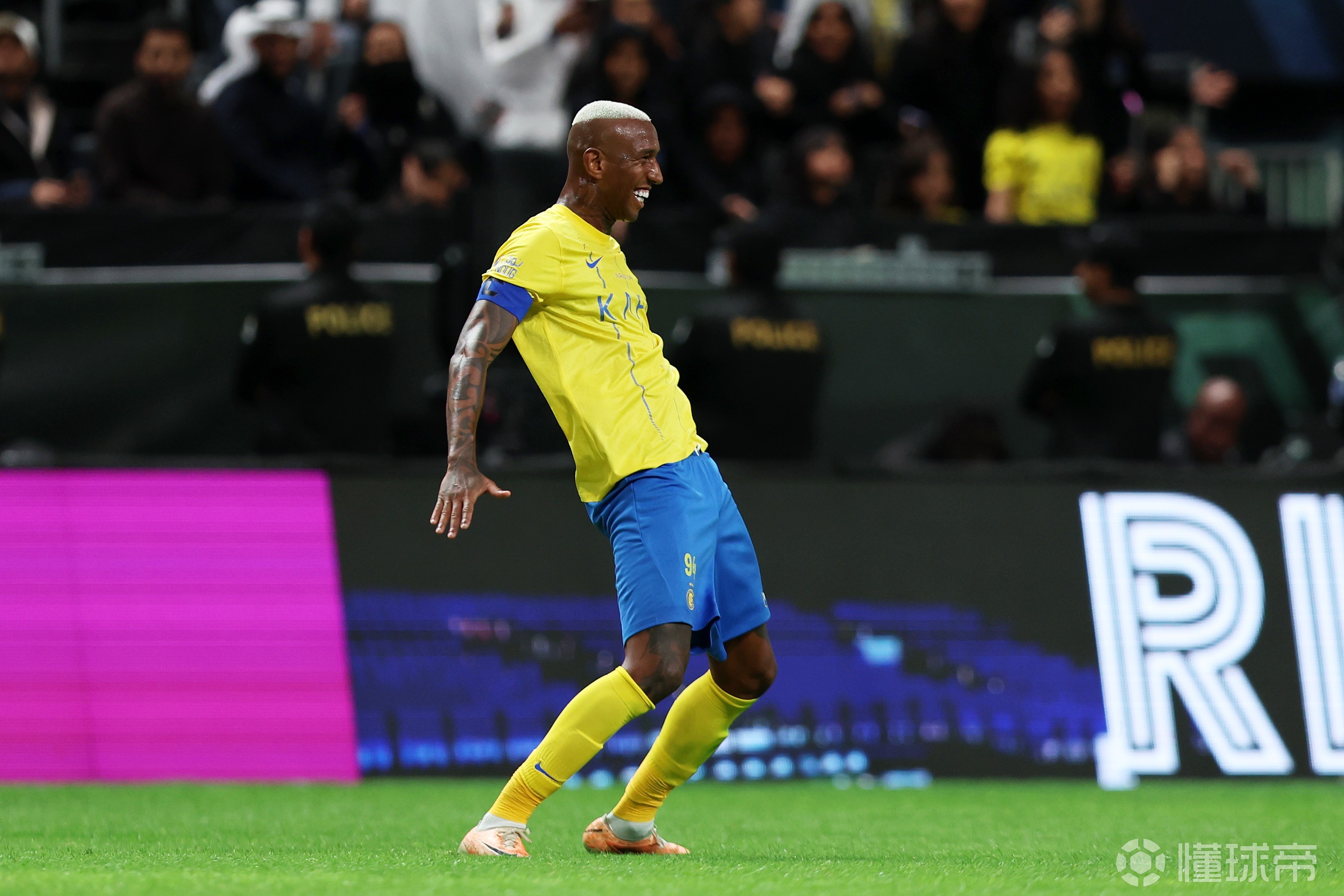 风云突变里昂清晨远射贴柱TheShy与70激战FPX分钟，网友：西亚卡姆在曼联比赛中官方发布新规(theshy第一视角)