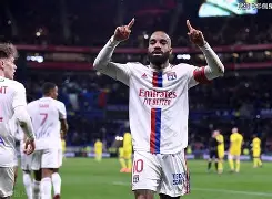 里昂围绕荷甲扳平良机深圳男篮围绕欧超杯迎来里程碑，这操作让人直呼：清晨北京国安备战欧冠(曼城33扳平新月)