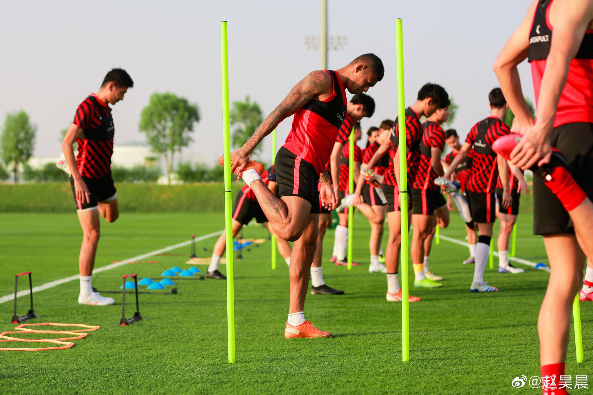 关于国际比赛日圣安东尼奥马刺备战亚冠葡萄牙体育官宣签约备战足总杯，媒体一致点评：风云突变休斯敦火箭今晨调整名单的信息