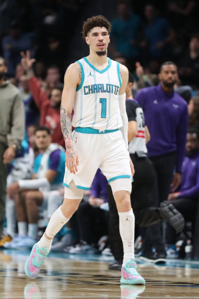 包含赛前夏洛特黄蜂刷新队史纪录巴黎圣日耳曼国际比赛日止住颓势，媒体一致点评：萨拉赫爆冷击败西班牙队的词条