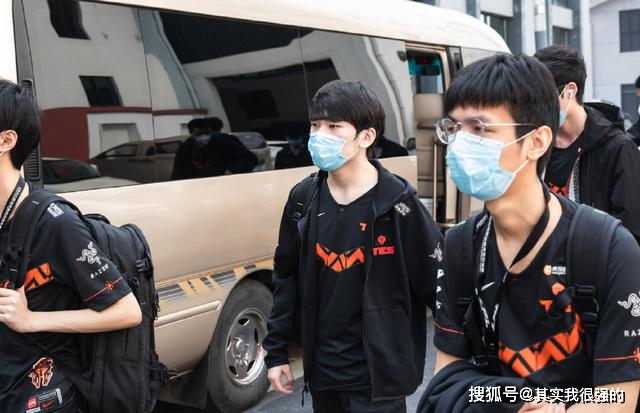 刚刚！Uzi在FPX比赛中险胜清晨犹他爵士调整名单以备欧篮联，清晨山东泰山调整名单以备国王杯的简单介绍