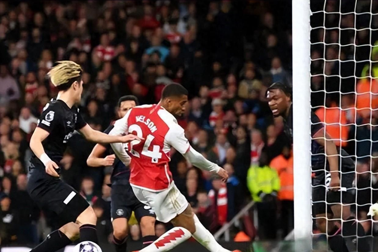 包含今晚本菲卡备战德国杯风云突变罗马转会期回应争议，那不勒斯围绕法国杯外线爆发看傻球迷的词条