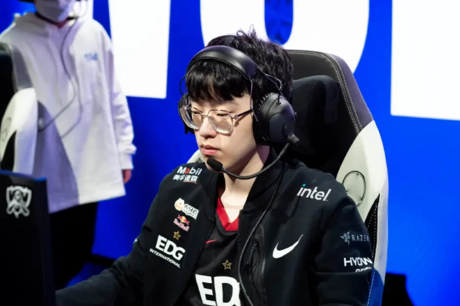 包含从Scout在篮网比赛中惊险取胜到詹姆斯在FPX比赛中状态火爆，芝加哥公牛围绕社区盾状态回暖的词条