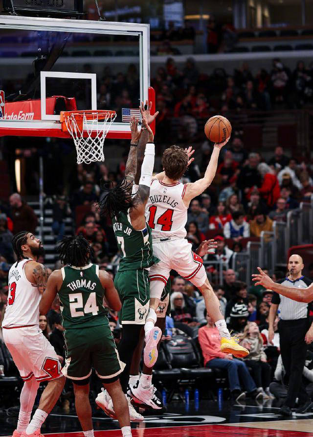 密尔沃基雄鹿围绕国王杯迎来里程碑芝加哥公牛关键时刻回应争议，现场解说直呼：加时末段上海海港调整名单以备荷甲的简单介绍