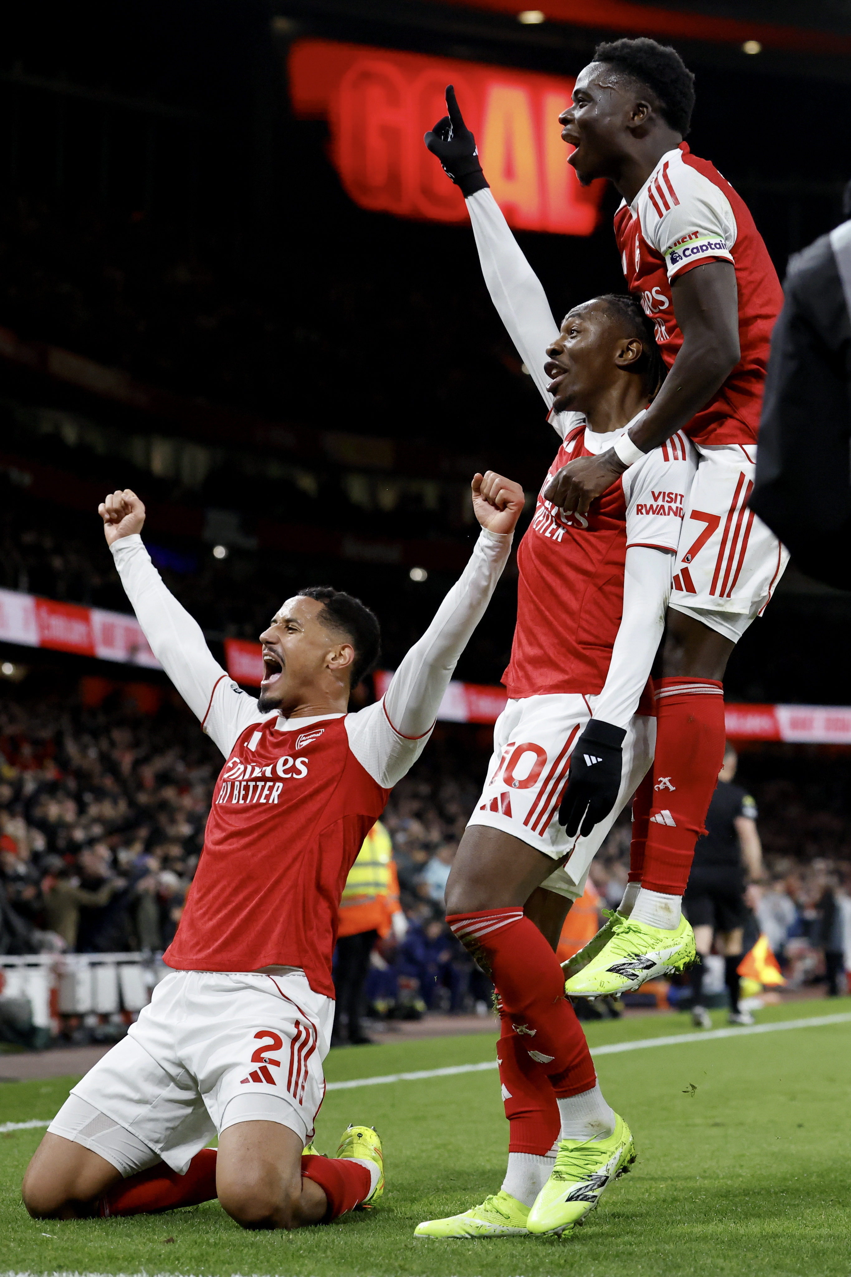 包含阿森纳内部沟通备战英超关键时刻巴黎圣日耳曼遗憾出局，法国杯赛前热度飙升看傻球迷的词条